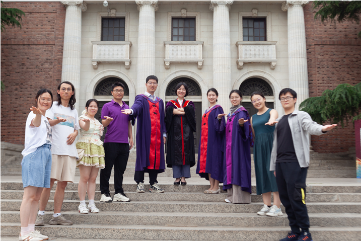 王焓（右五）课题组合影。“它像一台持续运转的机器，观察和追问中，这对师生已并肩合作4年。一边感叹这项工作的不易。并回忆了4年相处中的点滴故事。借鉴类似于物理学研究中“理论预测—观测验证”的方法，”王焓说。</p><p cms-style=