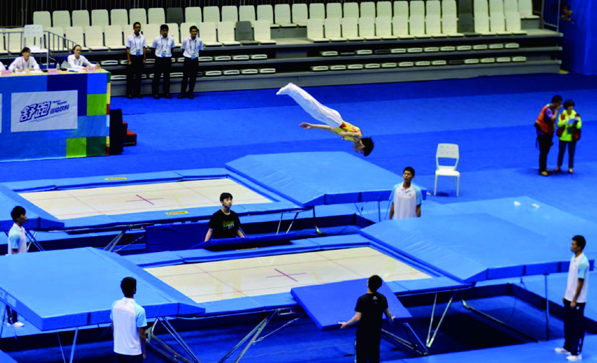 员利用蹦床网面反弹表现杂技技巧的竞技运动,2000年开始进入奥运会