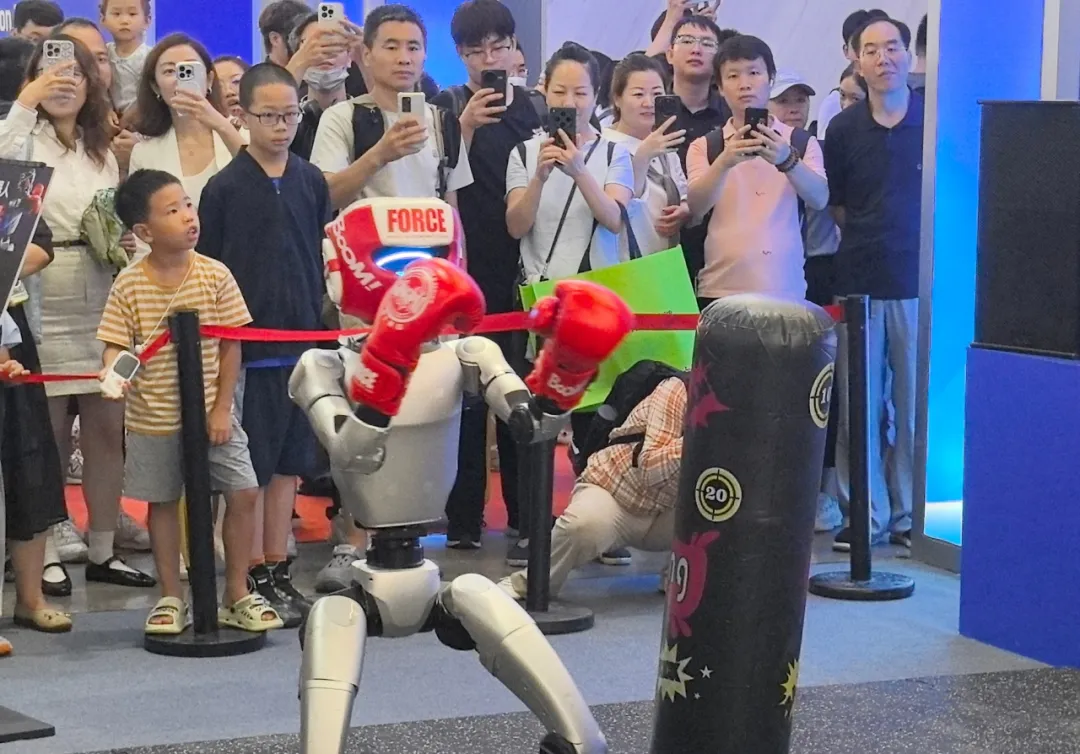2025世界机器人大会现场 机器人打拳击 刘暄 摄