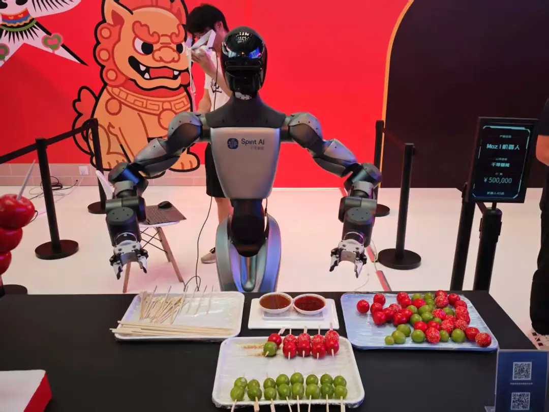 2025世界机器人大会现场 串糖葫芦 窦世平 摄