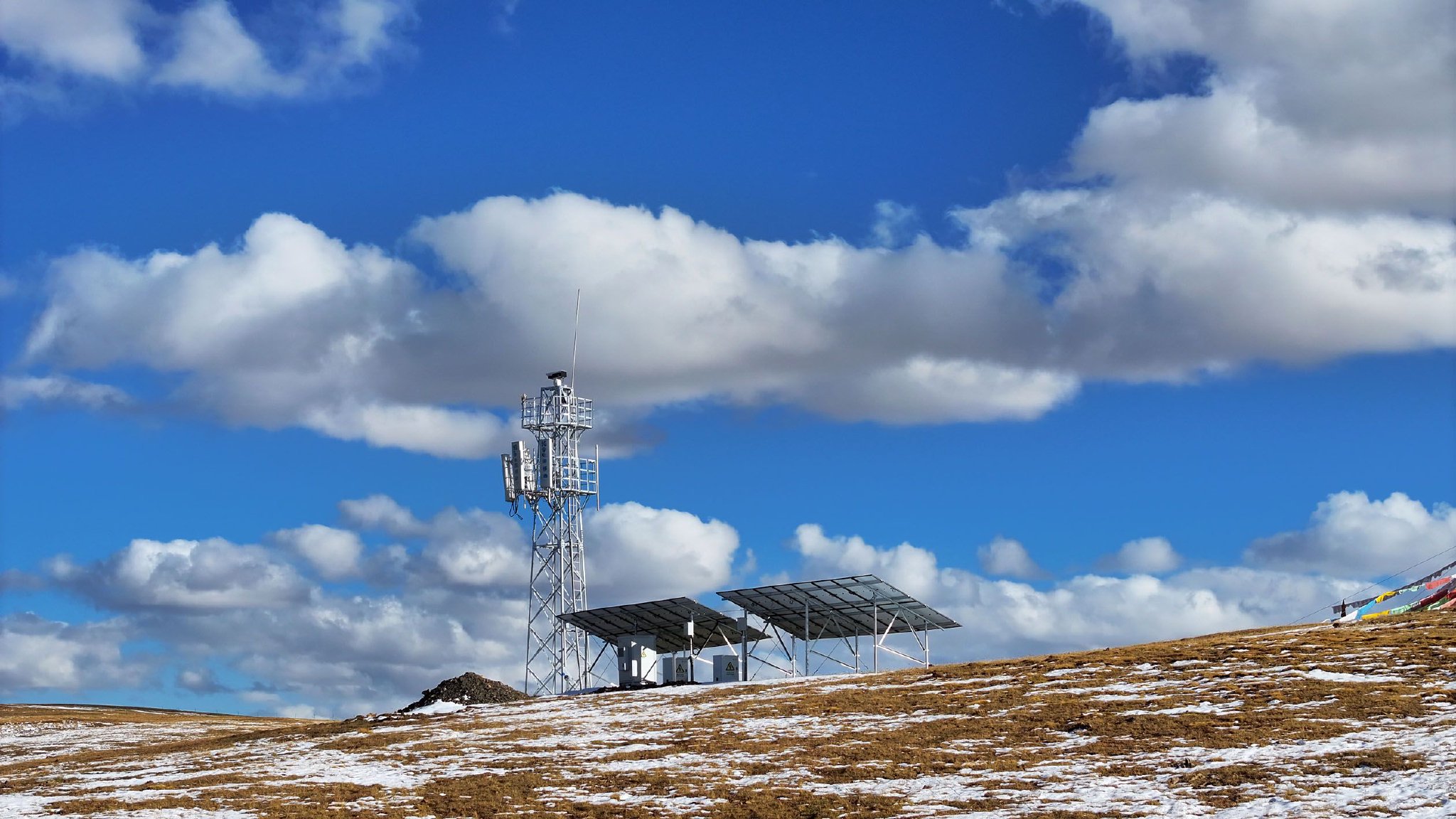 图为在玉树州曲麻莱县黄河源流域约古宗列曲拍摄的5G基站。资料照片