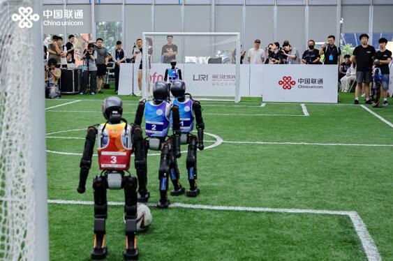 人形机器人足球测试赛现场