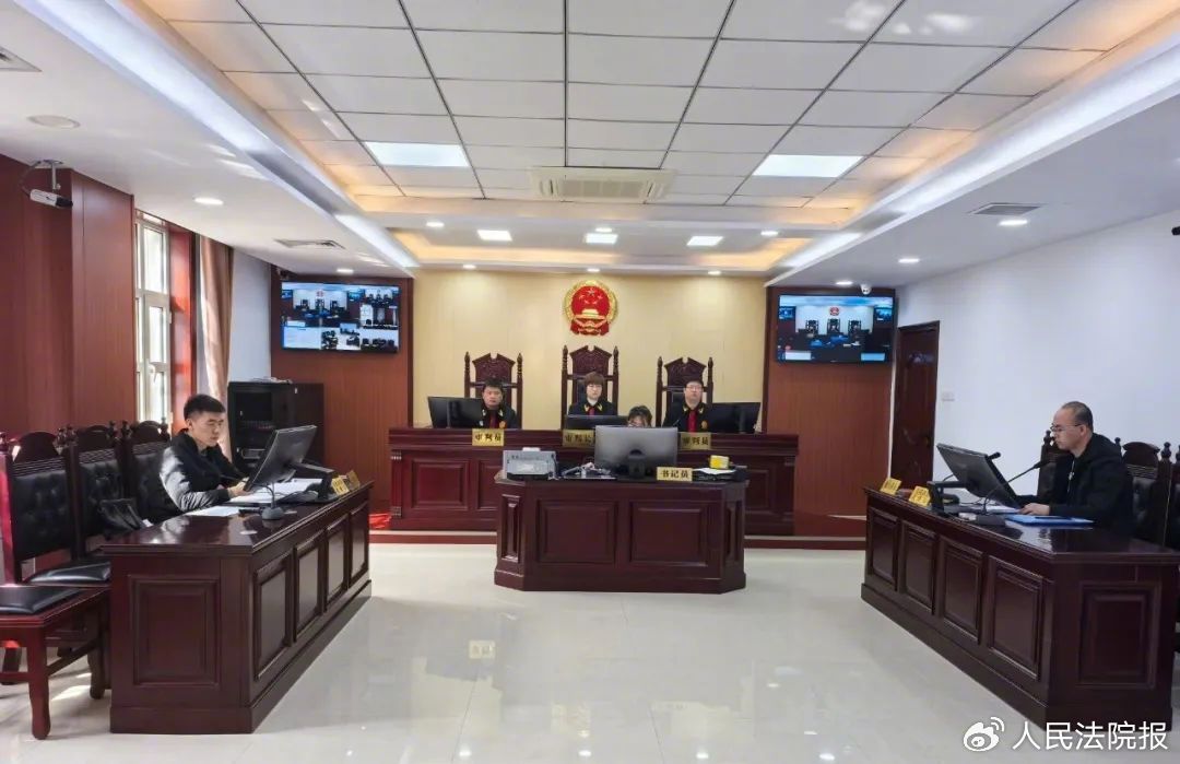 图为庭审现场