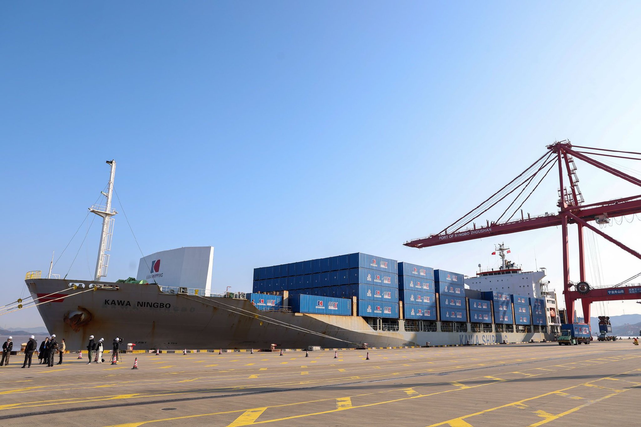 图为装载着1700余个集装箱新能源产品与跨境电商货物的“嘉华宁波”轮停泊在浙江宁波舟山港穿山港区。资料照片