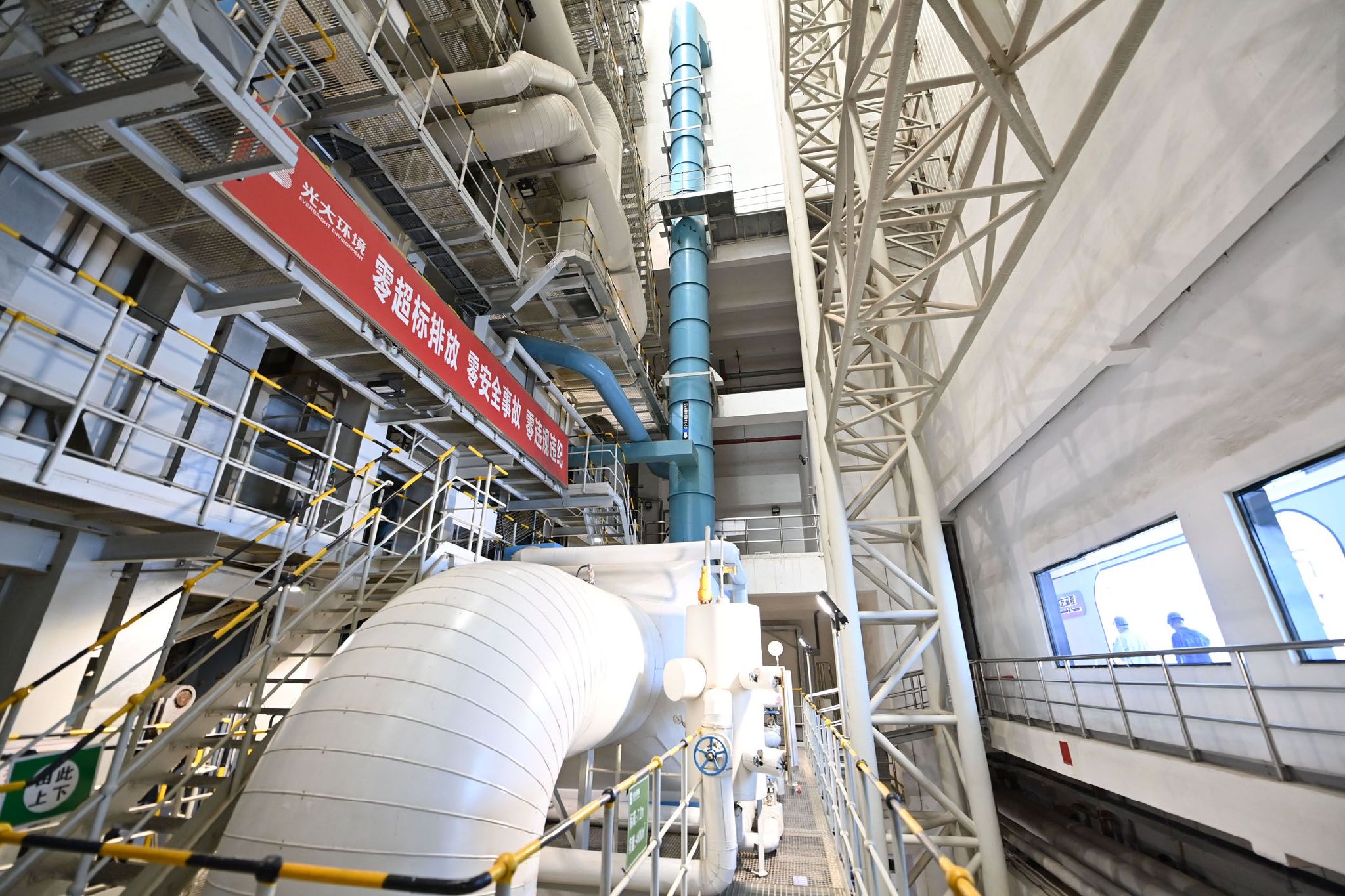 图为天津一家垃圾焚烧发电企业的锅炉焚烧间内景。　记者　李然　摄