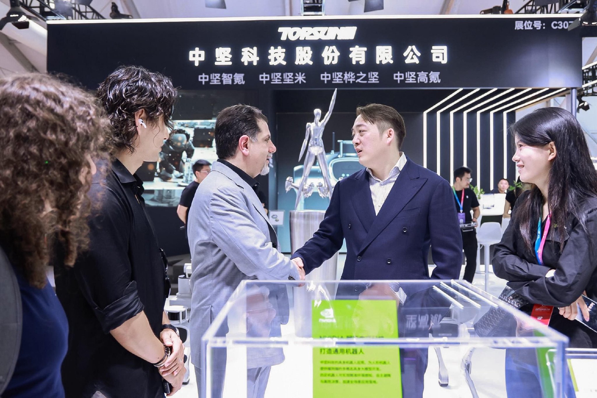 中坚科技鲍嘉龙：人形机器人的康养功能三年后实现 具身机器人未来落地大概率是家用To C场景｜ 2025世界机器人大会|机器人_新浪财经_新浪网