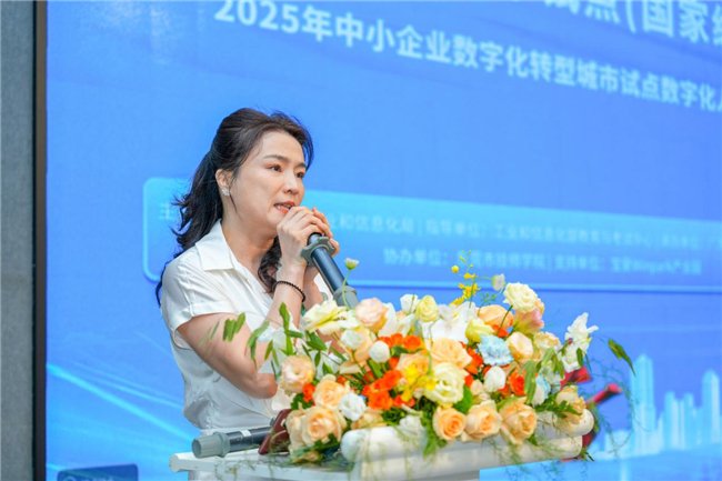 　　六大创新服务 | 承办单位广东网联天下科技CEO龙俞静现场发布