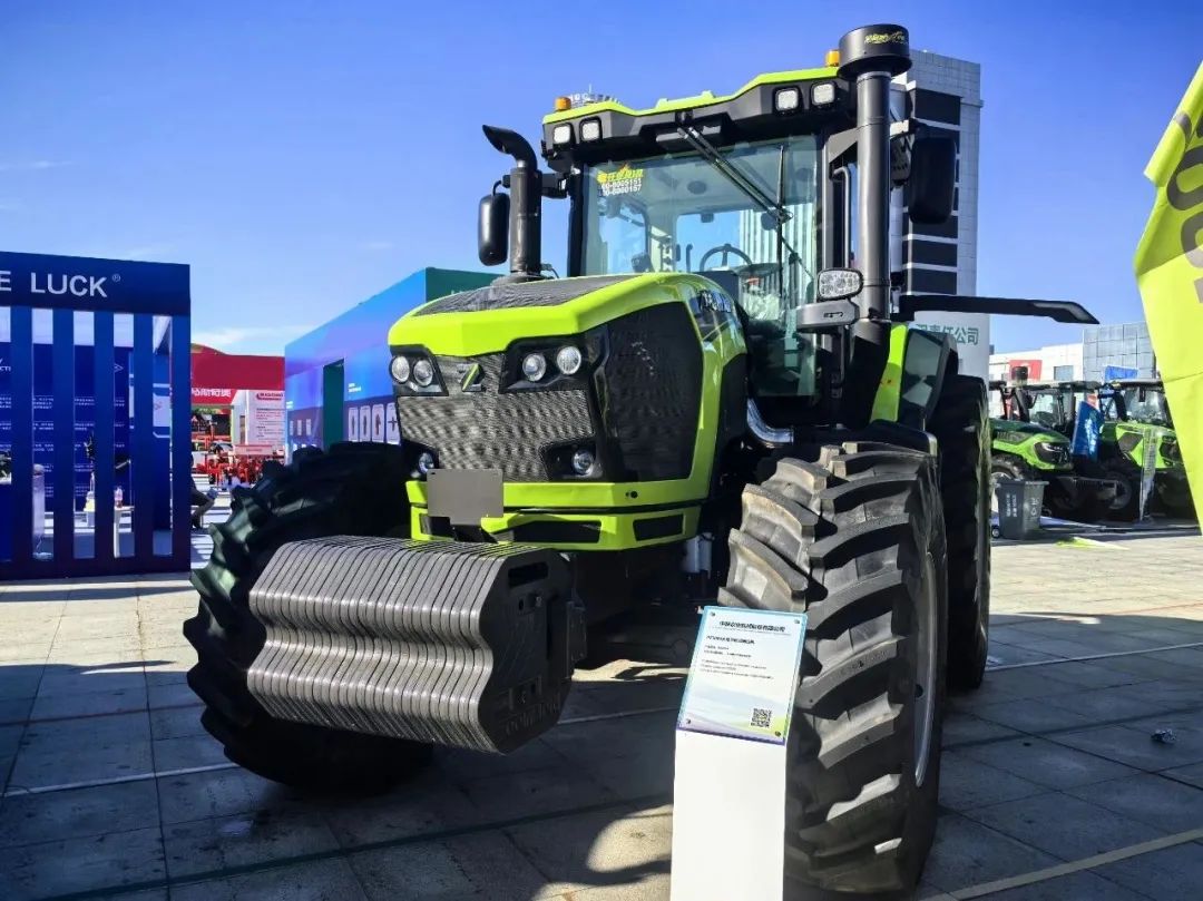 ▲中联重科PZ3004动力换挡拖拉机