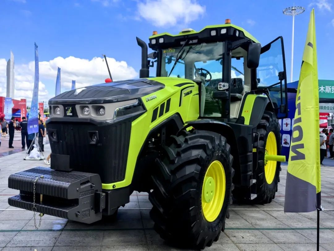 ▲中联重科DV3504混合动力拖拉机