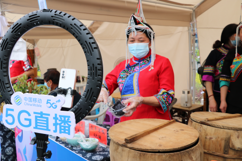    助力当地打造“移动网络+手机直播+农副产业”畲播模式