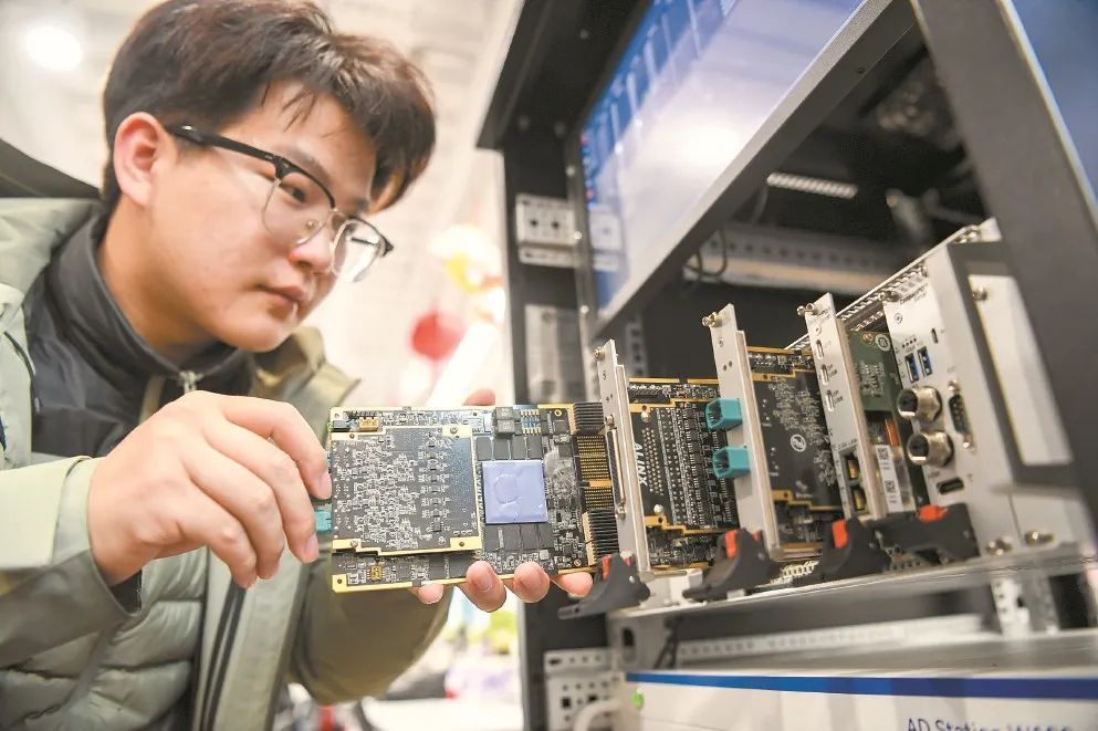 AUMO工程师正在将视频注入板卡对接到采集系统中。 张伊辰 摄