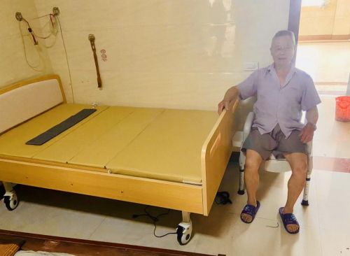 在丽水景宁，通过技术手段将巡回诊疗车改造升级成为“移动医疗站”，</p><p cms-style=