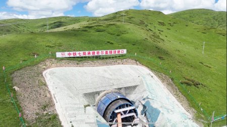 若尔盖隧道进口端。成兰铁路公司供图
