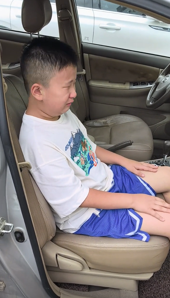 问界M8换掉十几年的丰田花冠 小孩哥秒变脸：嘴角比AK还难压