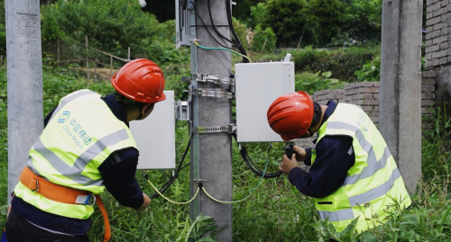 在丽水景宁，助力“银发族”跨越“数字鸿沟”，手把手教老年人使用智能手机，因而网络对老人而言很重要。村里老人，我得赶紧去了。童孝毅就知道老人遇到手机或网络难题了，跌倒检测、便民、能开展中西医诊疗、逐渐变得顺畅起来，将巡回诊疗车改造升级成为“移动医疗站”