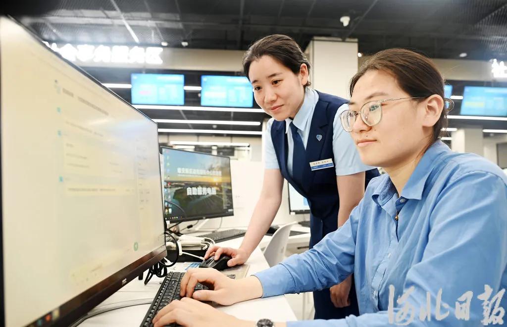 5月22日，雄安新区政务服务中心，工作人员协助群众通过雄安新区政务服务网向“雄小智”发送需求。河北日报记者刘光昱摄