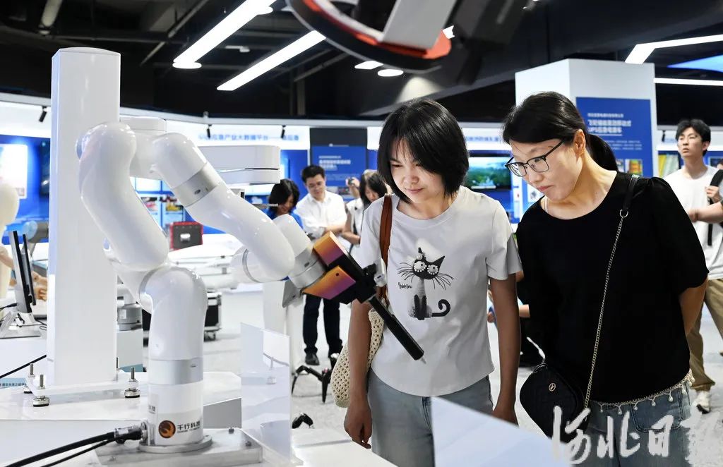 近日，在雄安未来之城场景汇科创园体验中心展区，机器人演示吸引了参观者的目光。河北日报记者刘光昱摄
