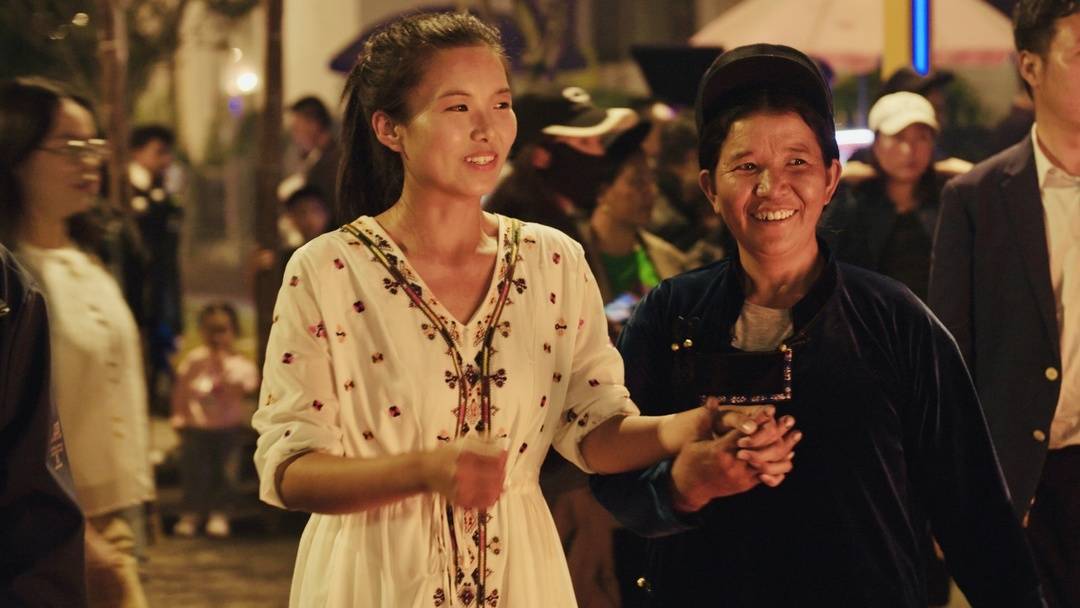 ▲ 火把节是彝族最盛大的传统节日之一，罗玲与母亲围着火堆开心地起舞。郭元会|摄