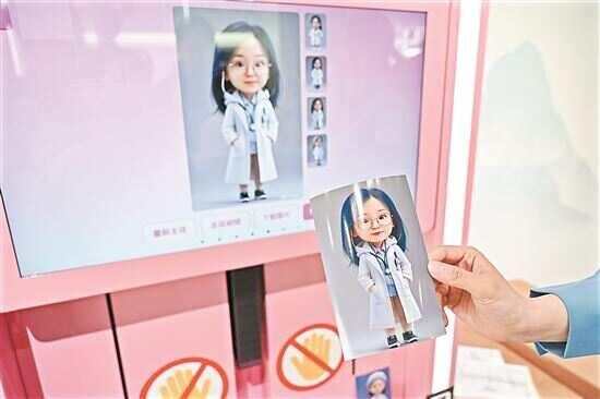 ■接下来，网信办将继续开展整治行动，助力人工智能向善向好。图为市民在体验拍照机的AI换装功能。新华社发