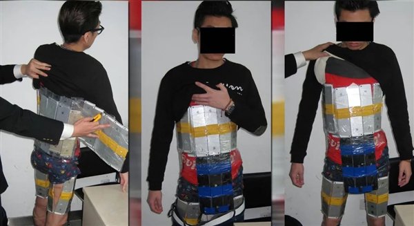 △ 2015年，走私94部手机的男子