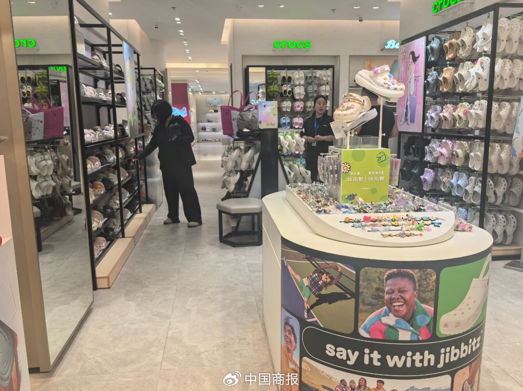 北京某商场内的卡洛驰门店。