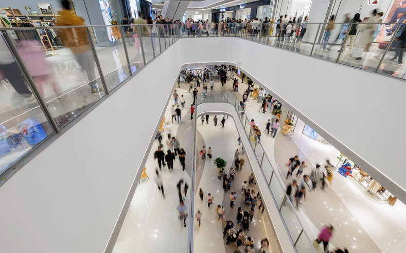▲人们在北京首开通州万象汇购物。新京报记者 王子诚 摄