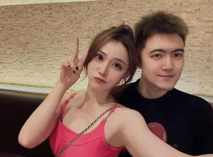 张雪生前与丈夫合影