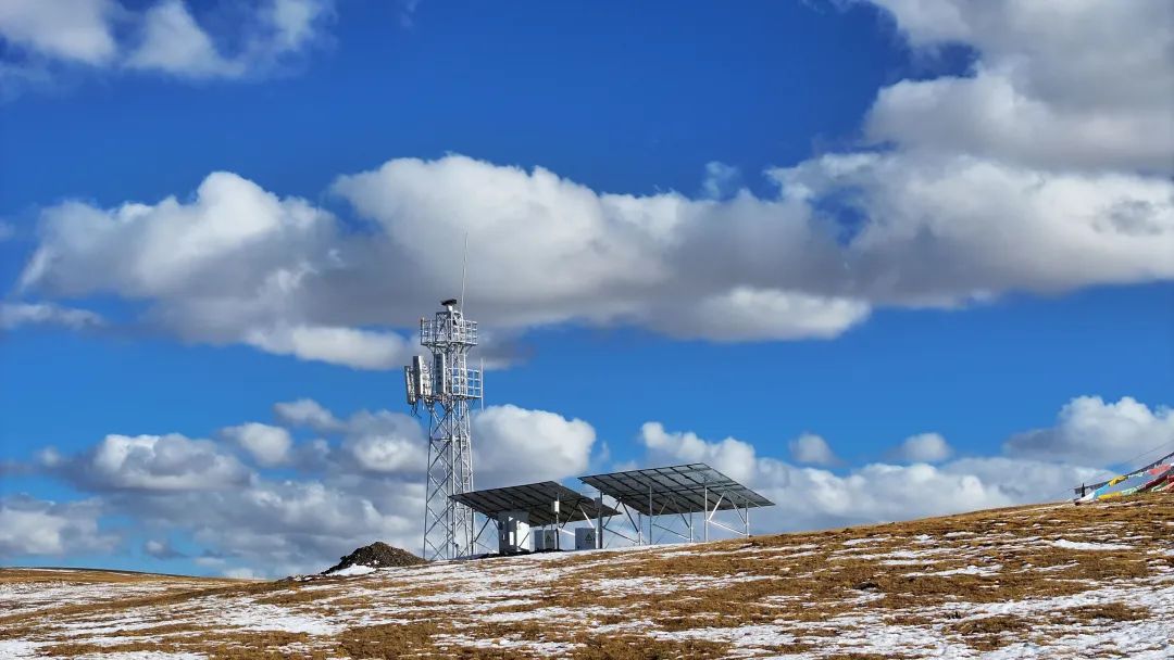 图为在玉树州曲麻莱县黄河源流域约古宗列曲拍摄的5G基站。资料照片