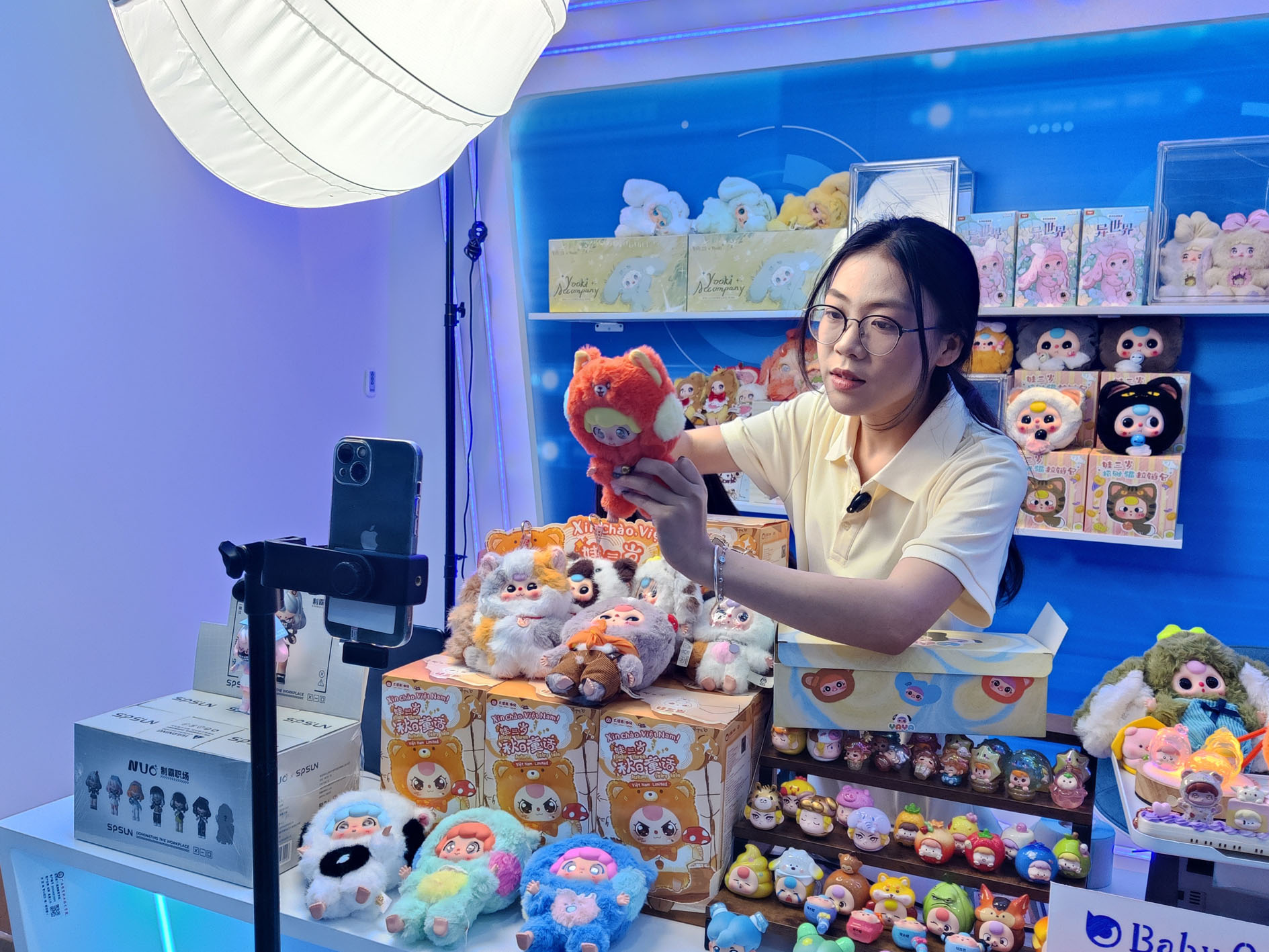 肖宇兰正在直播带货。　记者　林凡诗　摄