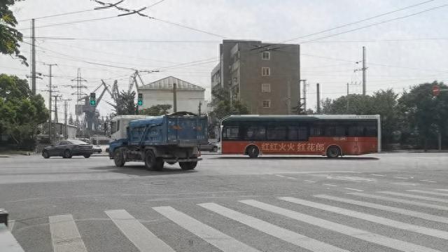 公交車被撞側(cè)翻，三名乘客送醫(yī)救治！上海這個(gè)路口這場(chǎng)車禍，引發(fā)“掉頭之問”