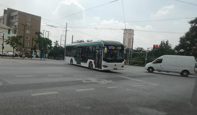 掉過頭的25路，與左轉(zhuǎn)的機(jī)動車形成對沖。陳浩攝