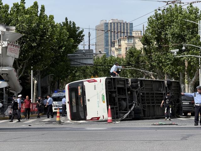 25路被土方車撞側(cè)翻。車被乘客車禍陳浩攝