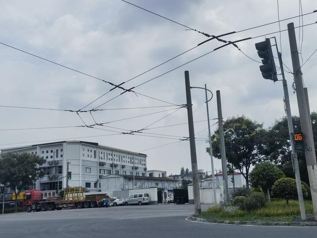 軍工路長陽路路口的電車架空線。陳浩攝