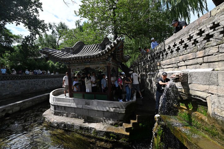 2025年8月7日,游客在晋祠难老泉排队观泉.新华社记者 詹彦 摄