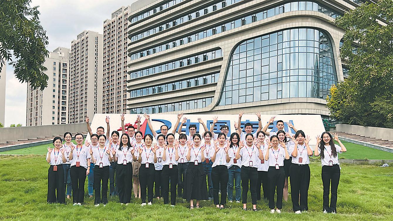 　　图为湖北中心部分审查员合影（资料图）