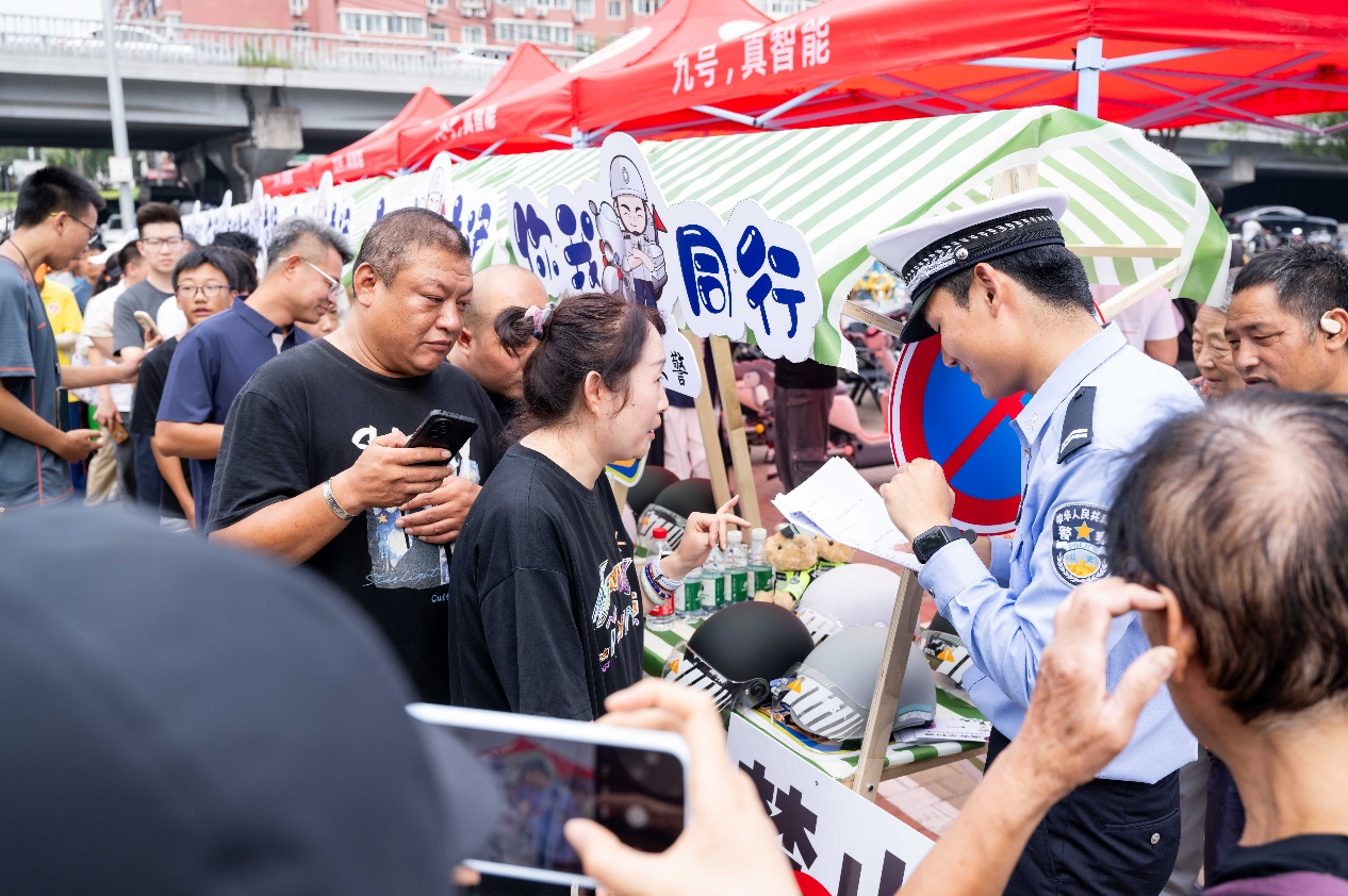 图：北京朝阳交警向市民做交通安全科普问答，现场气氛热烈