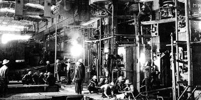 上世紀(jì)70年代，累計(jì)<strong></strong>工人們正在安裝熱軋廠粗軋機(jī)配