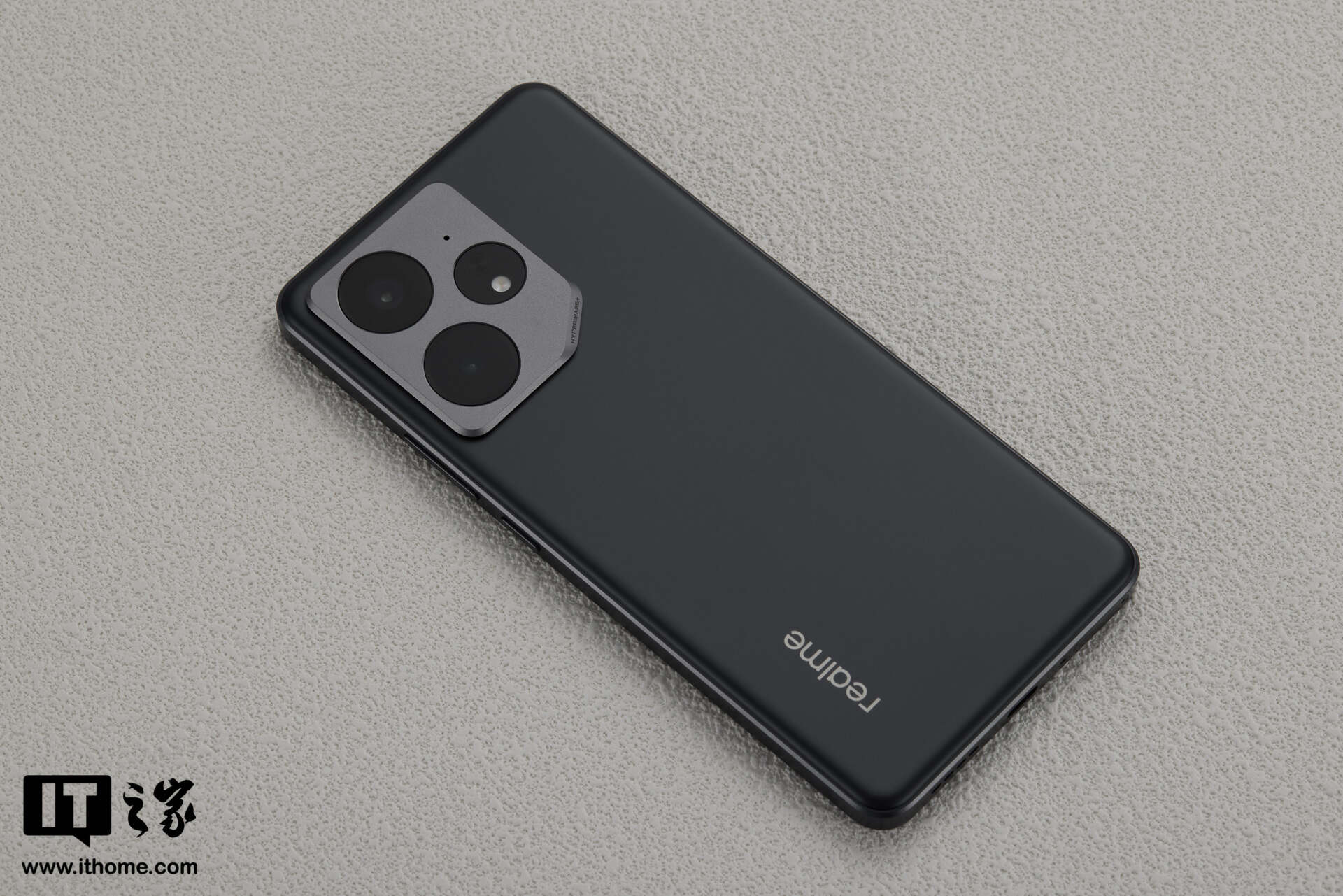 ▲ IT之家实拍：真我 Neo7 手机，下同