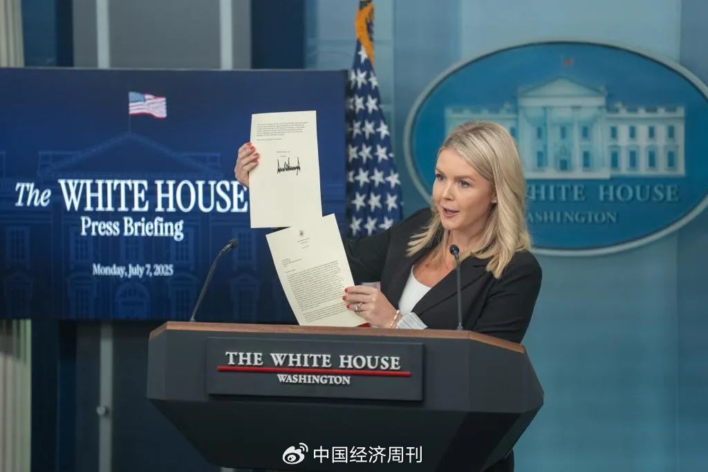 白宫新闻发言人卡罗琳·莱维特在记者会上展示美国总统特朗普致韩国总统的信函。新华社发