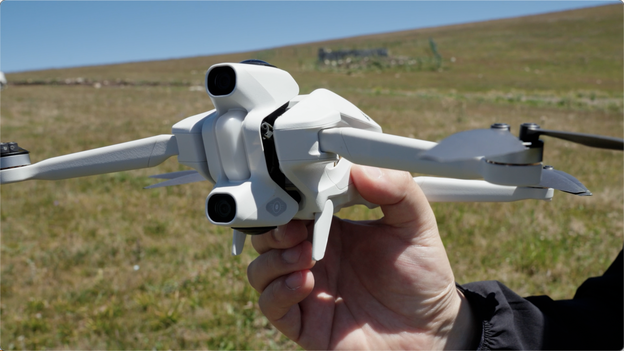 Antigravity A1：搭载前视避障传感器和上下排列的鱼眼镜头 | 图片来源：极客公园