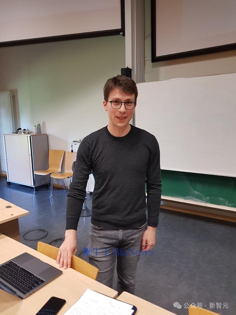 根据个人信息资料显示，他曾获得了德国多特蒙德工业大学物理学硕士学位。