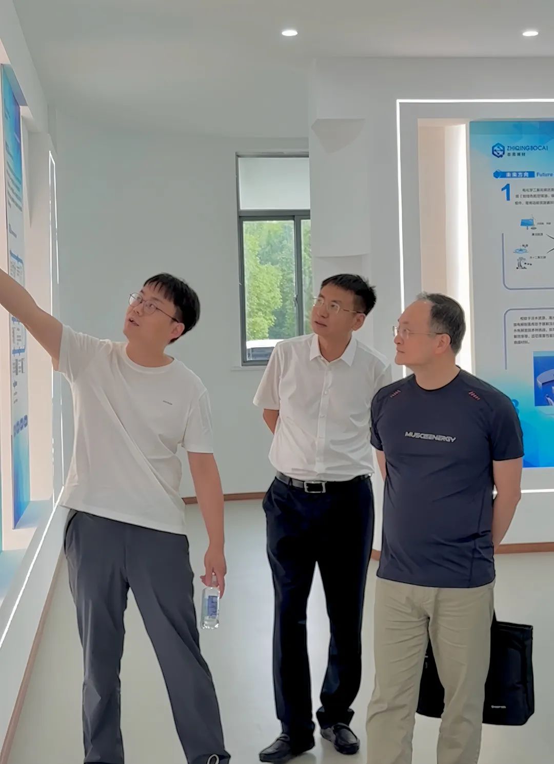 （庄林教授参观指导志青博材）