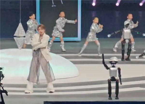 2025世界人形机器人运动会开幕：刘雨昕与机器人共跳机械舞