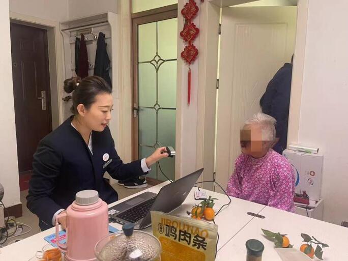 工作人员带移动设备驱车10公里到老人家里办理补卡业务