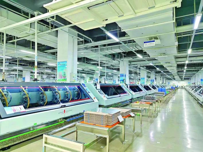 胜宏科技坐褥PCB板的自动化车间。惠州日报贵府图片