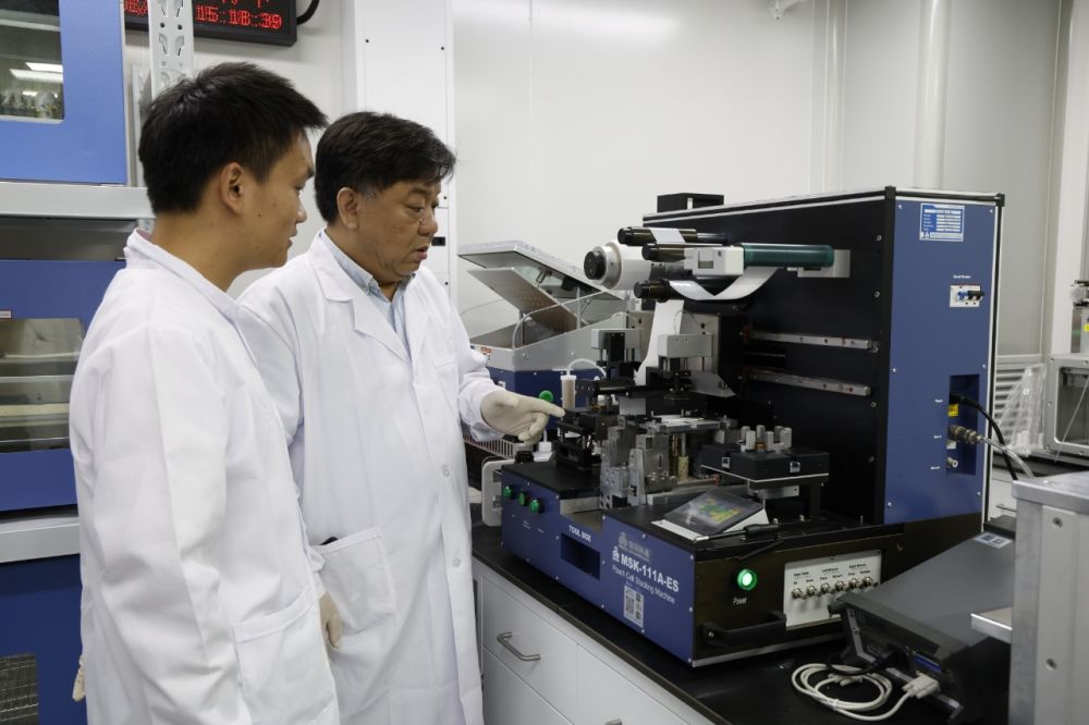 科研团队正在研究电池叠片技术。（受访者供图）