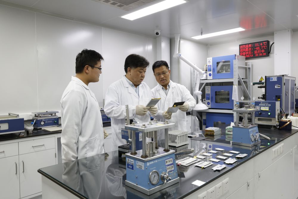 科研团队正在设计锂金属软包电池。（受访者供图）