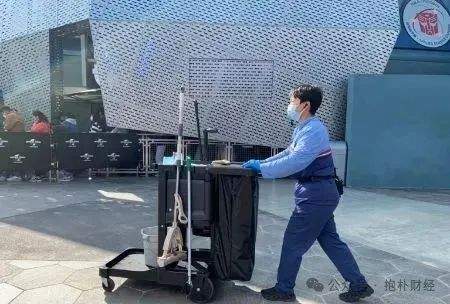 ▲北京环球影城的清洁人员