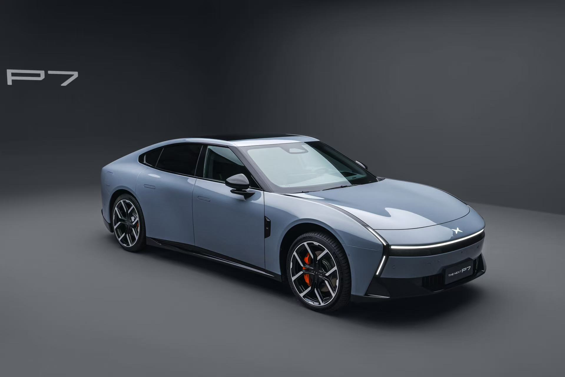 小鹏P7的外观可以用三个词来形容：低趴、车身宽、车头长 | 图片来源：小鹏汽车