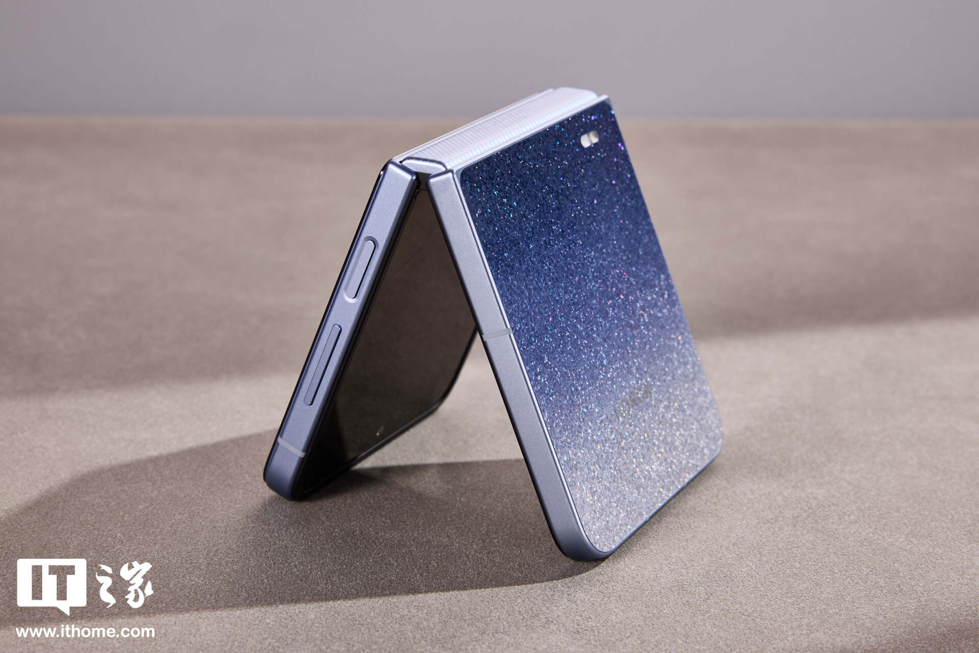 ▲ IT之家图赏：荣耀 Magic V Flip2 高定款